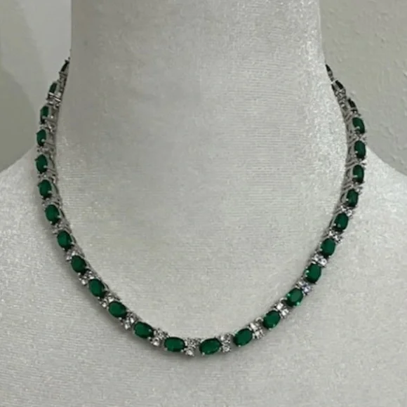 NWT Elegant Green & White Cubic Zirconia Necklace 16 inches - Picture 3 of 8